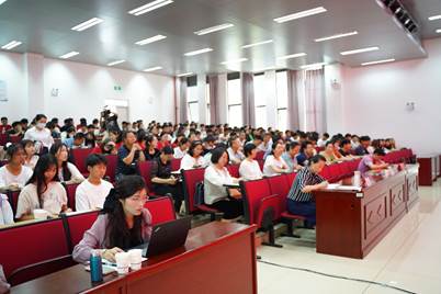 会议室里的人们描述已自动生成