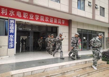 商店外的路人描述已自动生成