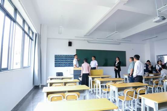 人们在看台上的人在房间里中度可信度描述已自动生成