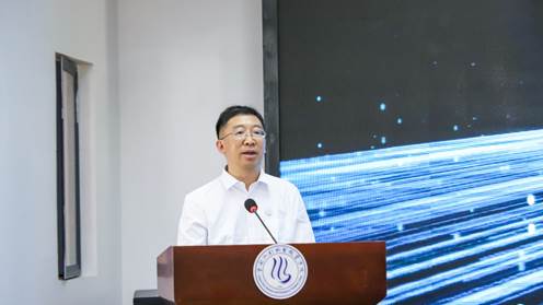 人站在桌子上中度可信度描述已自动生成