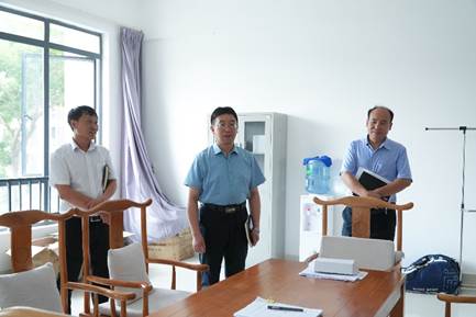 人们站在房间里中度可信度描述已自动生成