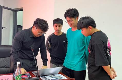 图片包含 人, 男人, 室内, 男孩描述已自动生成 图片包含 人, 男人, 室内, 男孩描述已自动生成