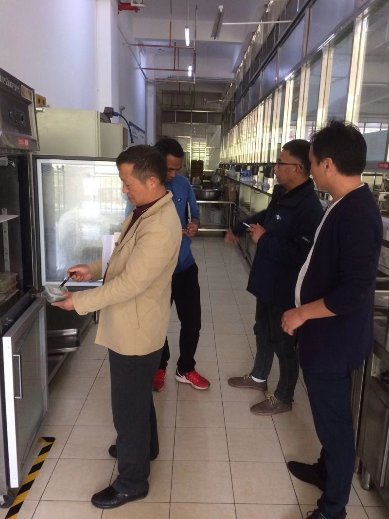 第一检查组检查食堂食品安全.jpg 第一检查组检查食堂食品安全.jpg
