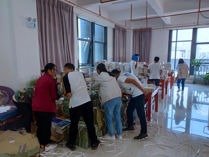 勤工助学学生协助老师上架新书.jpg 勤工助学学生协助老师上架新书.jpg