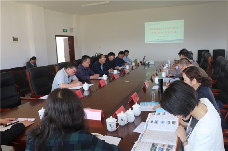 召开座谈会.JPG 召开座谈会.JPG