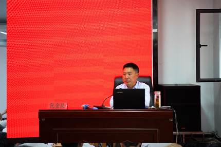 会议室里的人们描述已自动生成,男人在电视前的钢琴中度可信度描述已自动生成