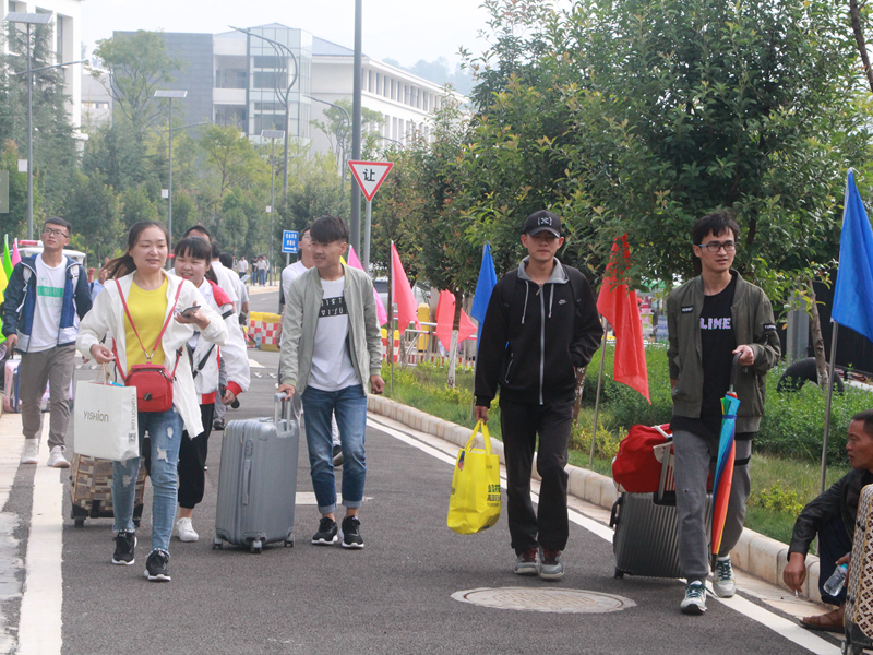 新同学前来报到.JPG