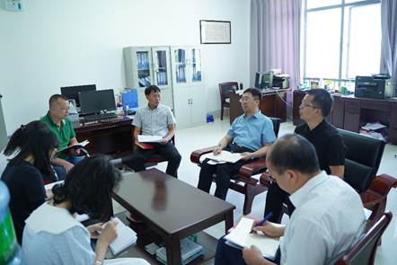 一群人围坐在桌子边描述已自动生成