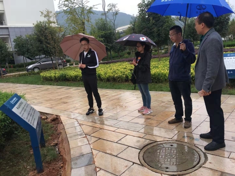 检查组检查雨水收集和再生水处理系统.jpg
