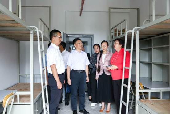 男人和女人站在门前中度可信度描述已自动生成